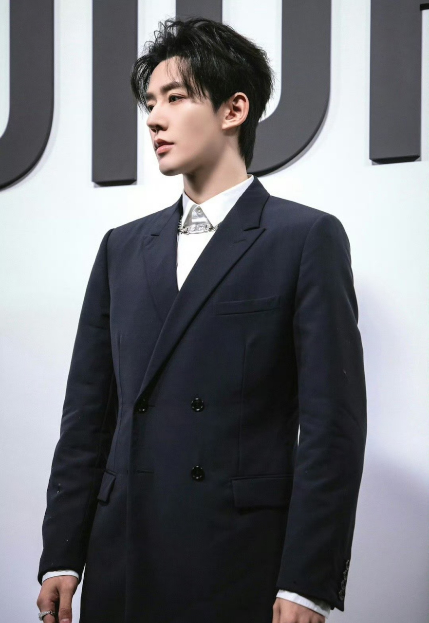 邓为成为dior中国品牌大使,以一身经典黑色西装亮相artn dior展览