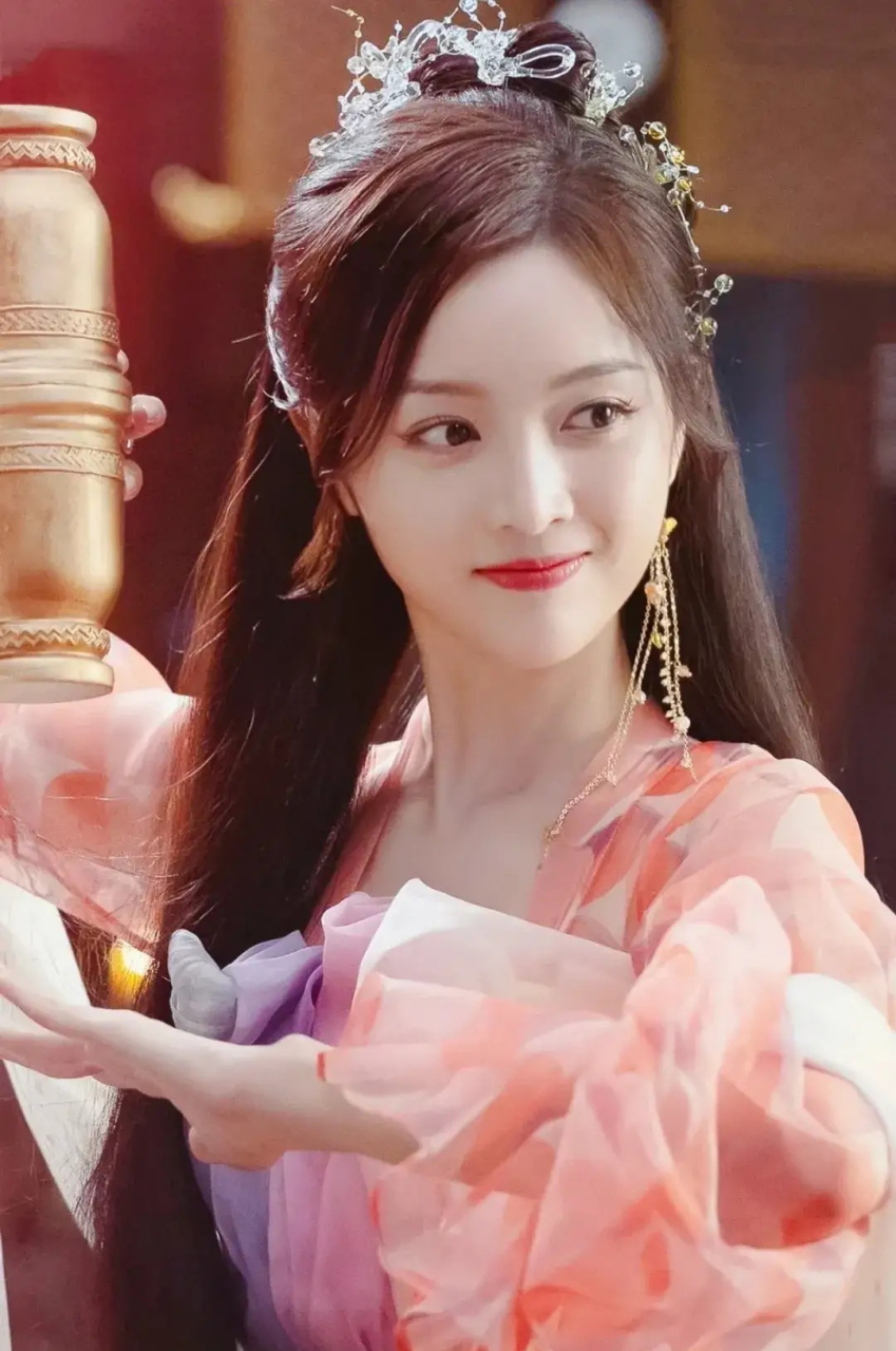 吴宣仪不露牙还是挺好看的,她的嘴根本承受不住这副牙,真的不考虑重新