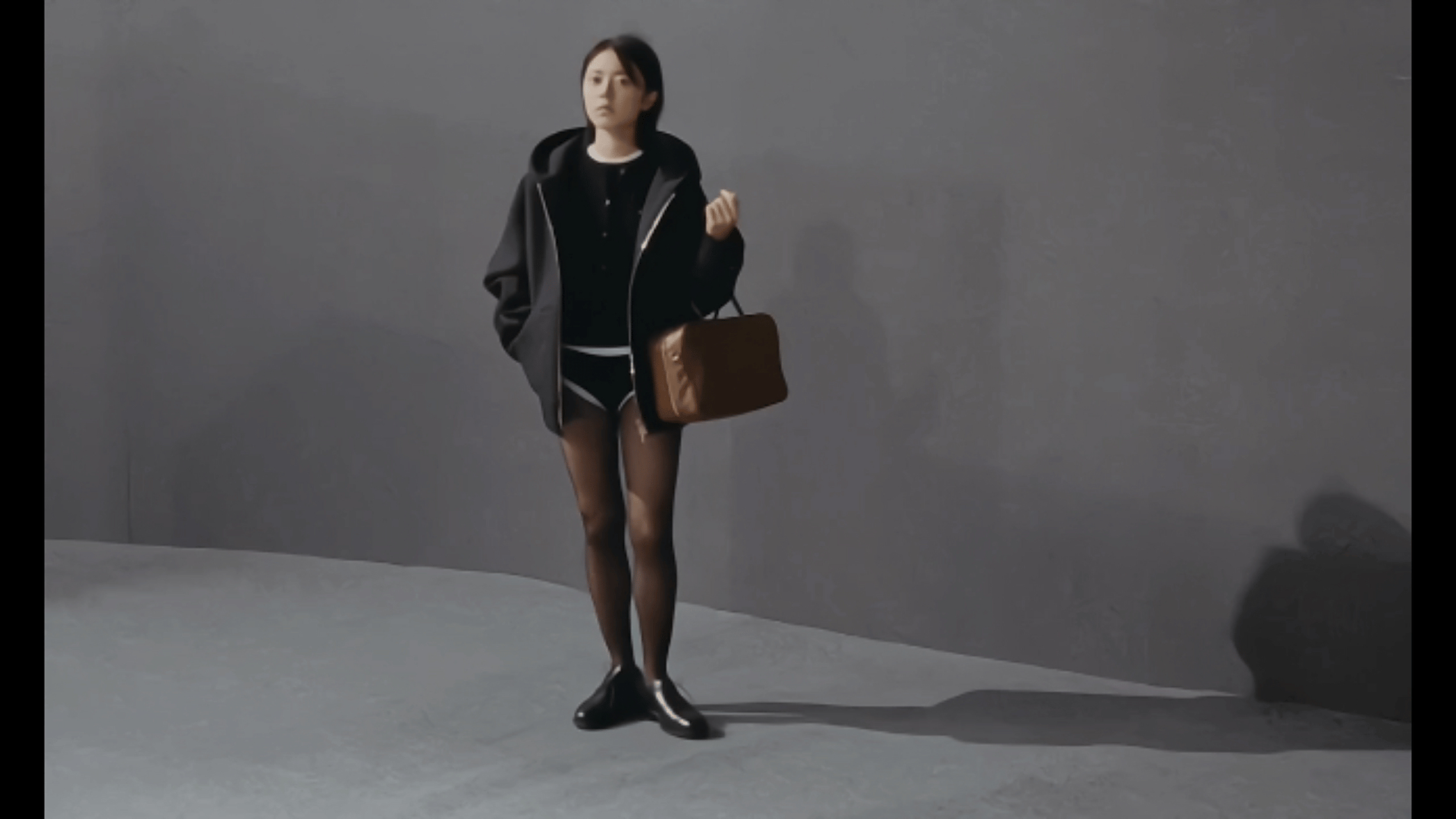 赵今麦这次拍的miumiu 时尚大片风格挺独特的.