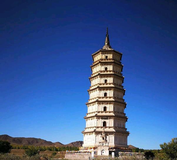 赤峰千年古塔"庆州白塔,东北地区独特的阁楼式古塔