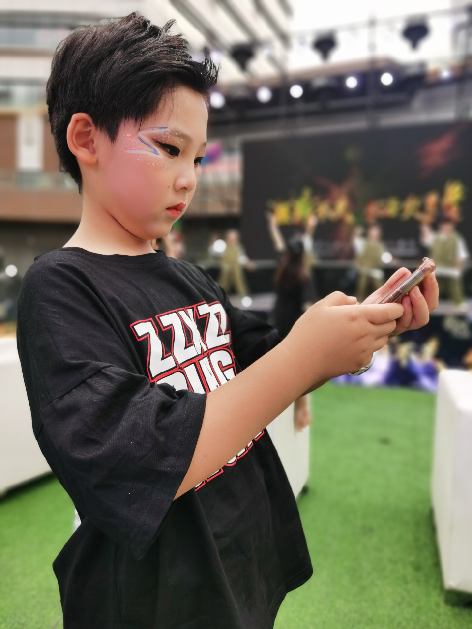 小崽子们七嘴八舌的,听到维持秩序的老师喊他们小声点儿,旁边吃汉堡的