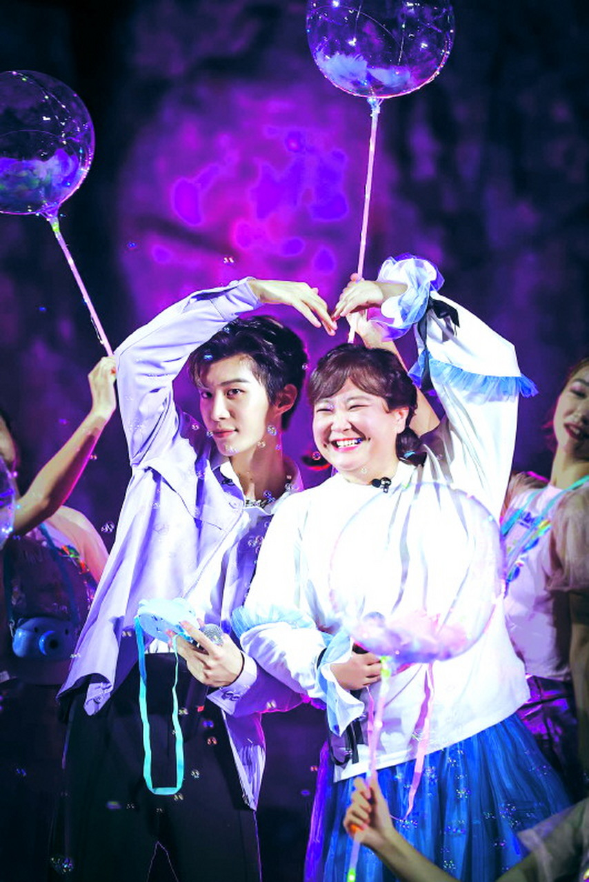 贾玲范丞丞#   且不说年龄的差距有多大,单纯看外表也不搭啊!