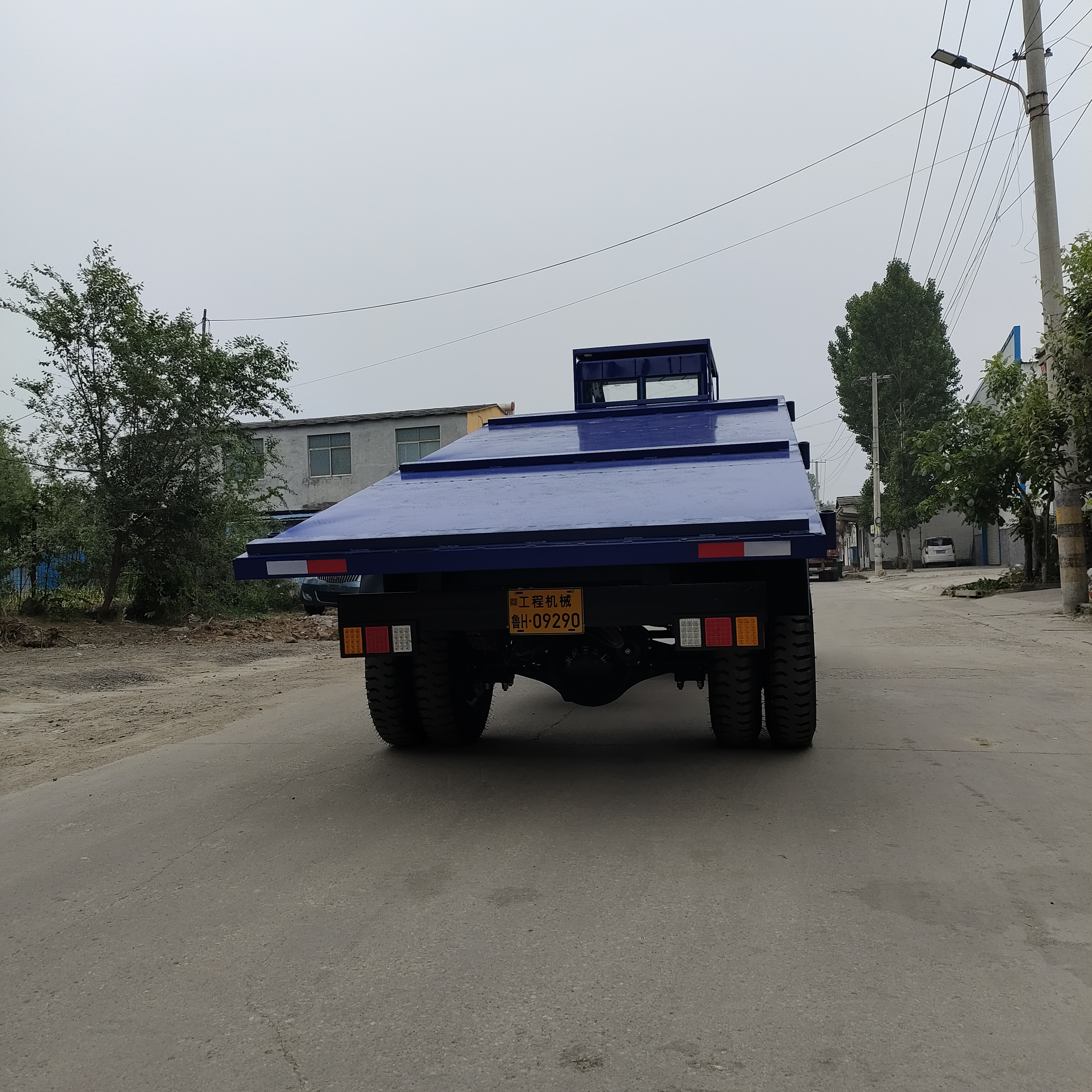 10吨拉钢筋四不像车 四驱液压中置驾驶两边侧翻拉钢筋平板运输车