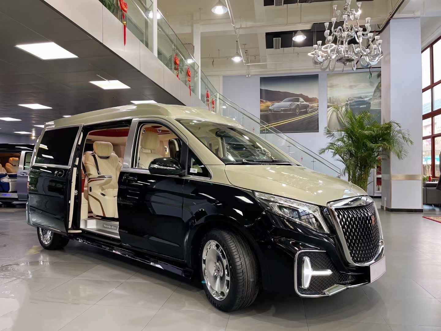 奔驰v260l改装高顶限量版繁星双拼,这霸气外观不比劳斯莱斯差吧