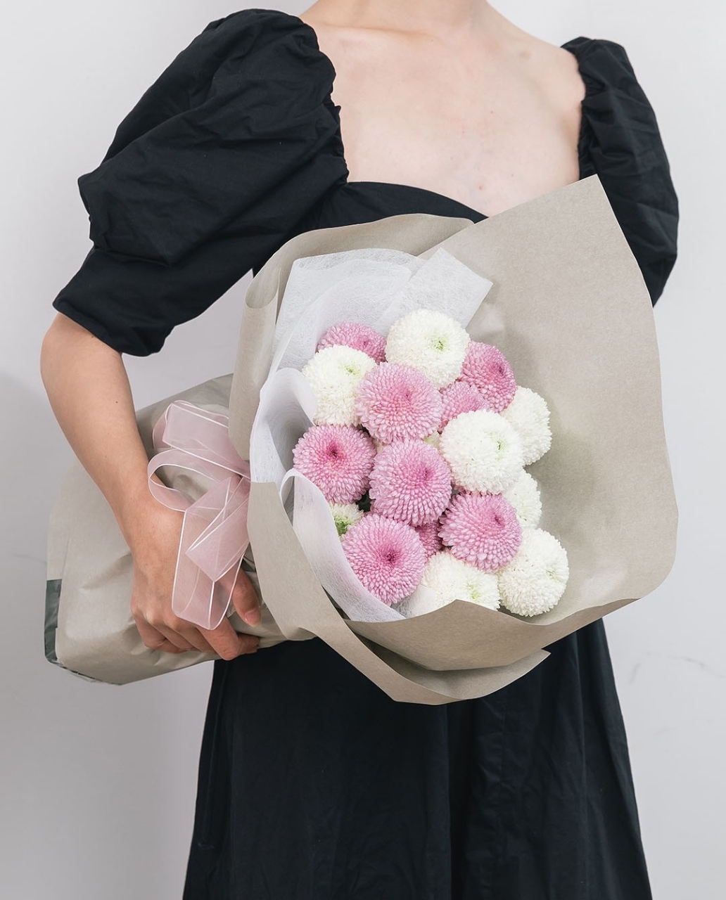 永远元气满满" 白粉乒乓菊混搭花束 花材:粉色乒乓菊10枝,白色乒乓菊9