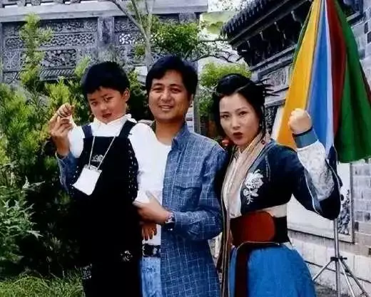 何赛飞晒罕见全家福,老公穿格子衬衫沉稳帅气,儿子高鼻梁像爸爸