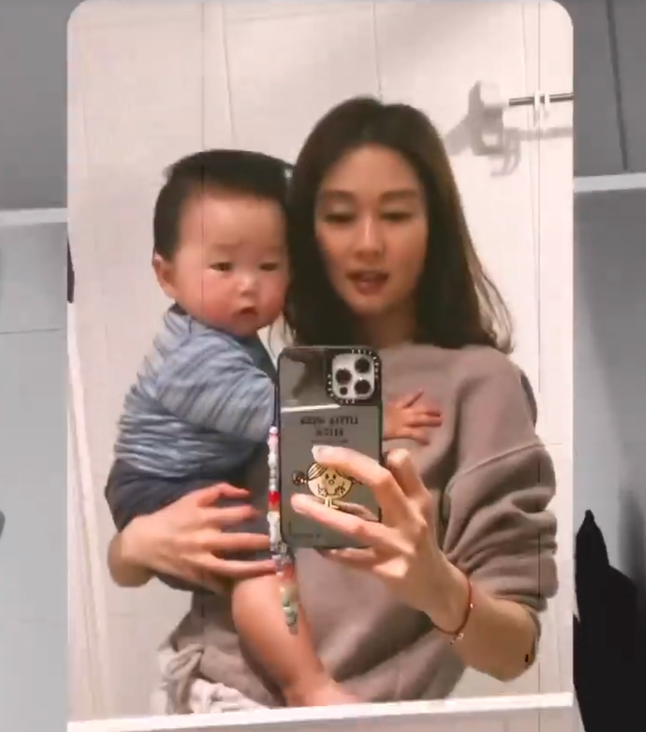 岑丽香晒与大儿子温馨互动曝光素颜 脸上水肿似刚出道可爱婴儿肥