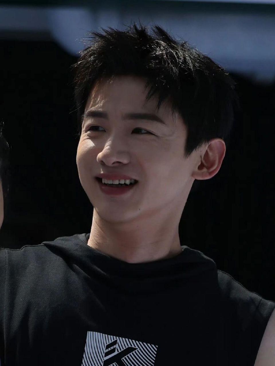 白敬亭活动生图 这么强的阳光照射下,这样状态,挺不错了.