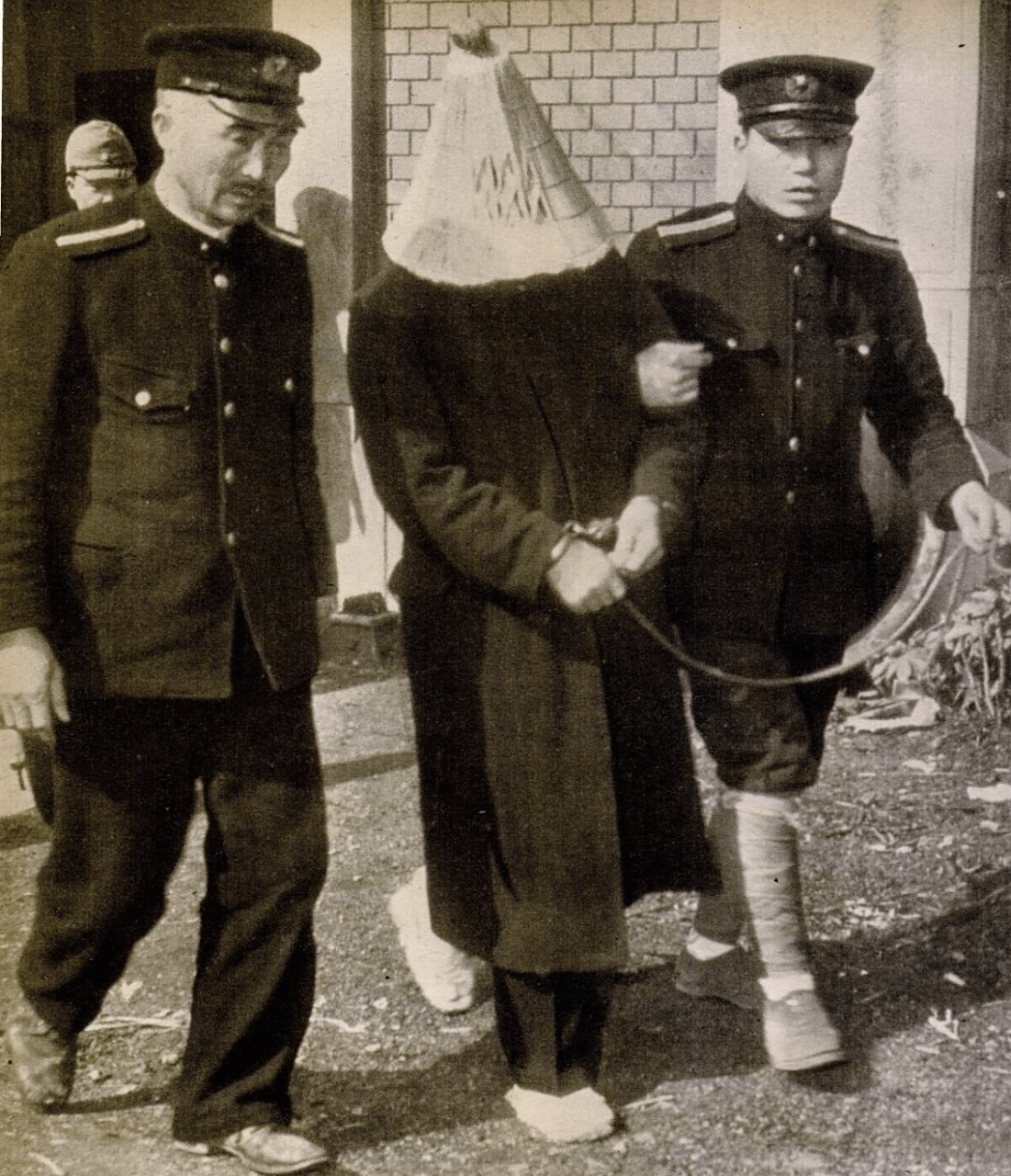 日本连环强奸犯,连环杀手,海军老兵和自认的战犯yoshio kodaira被护送