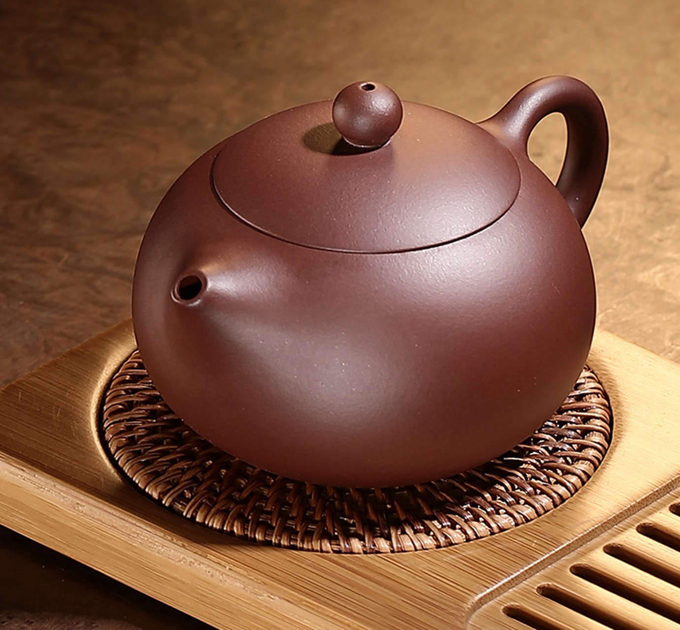 紫砂壶是一种优质的茶具,由宜兴市的紫砂泥制成,具有独特的材质和手工