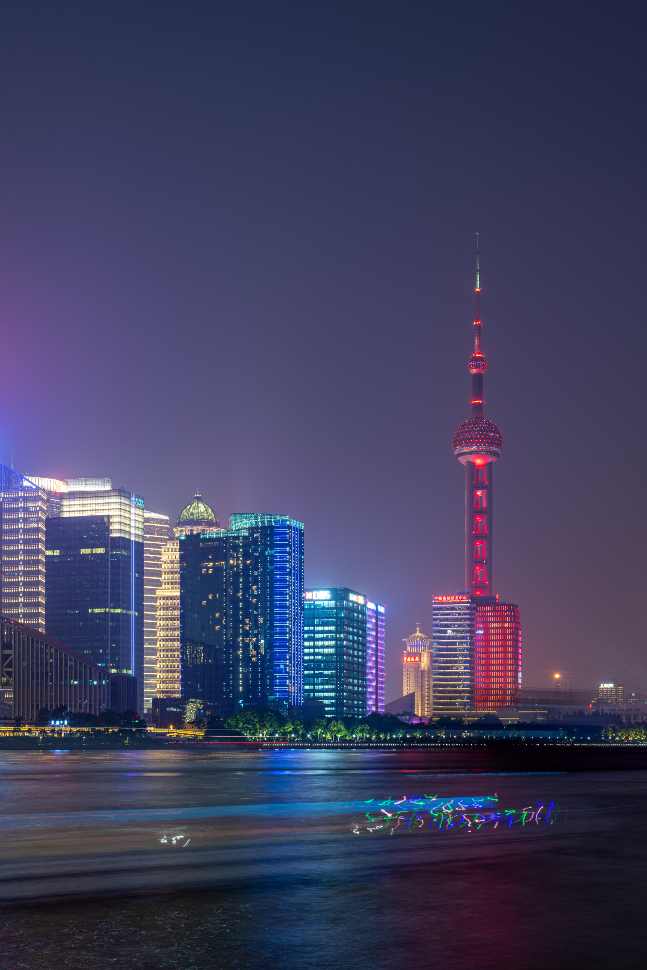 上海北外滩虹口黄浦江滨江公共空间景观,看陆家嘴浦江湾夜色阑珊