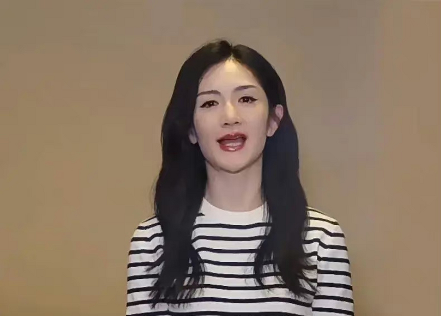 两腮的下颌骨很突出,下巴又很尖,正面看像一把铁锹