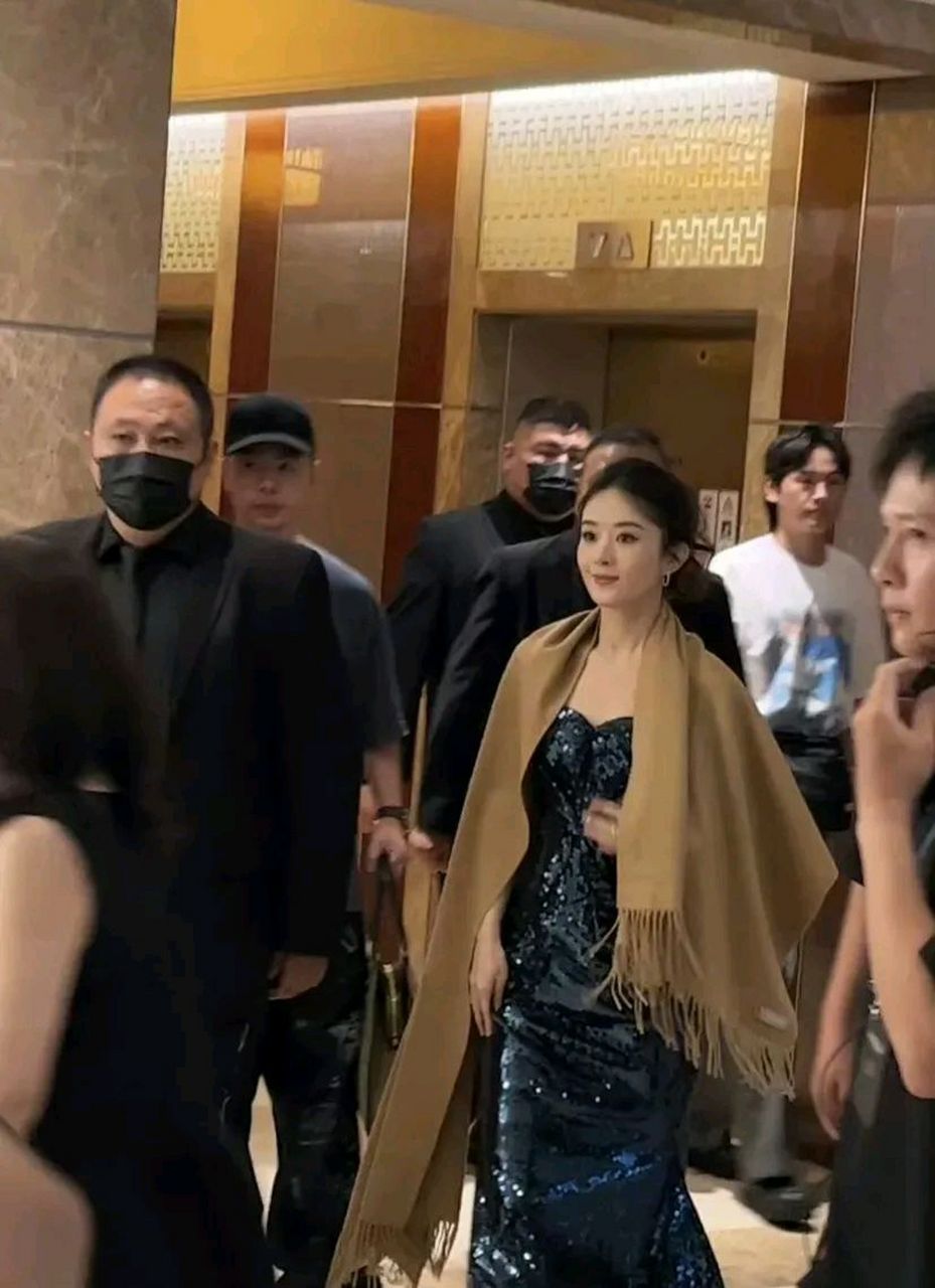 咱就说赵丽颖这气势,,走路这气场,带劲不!