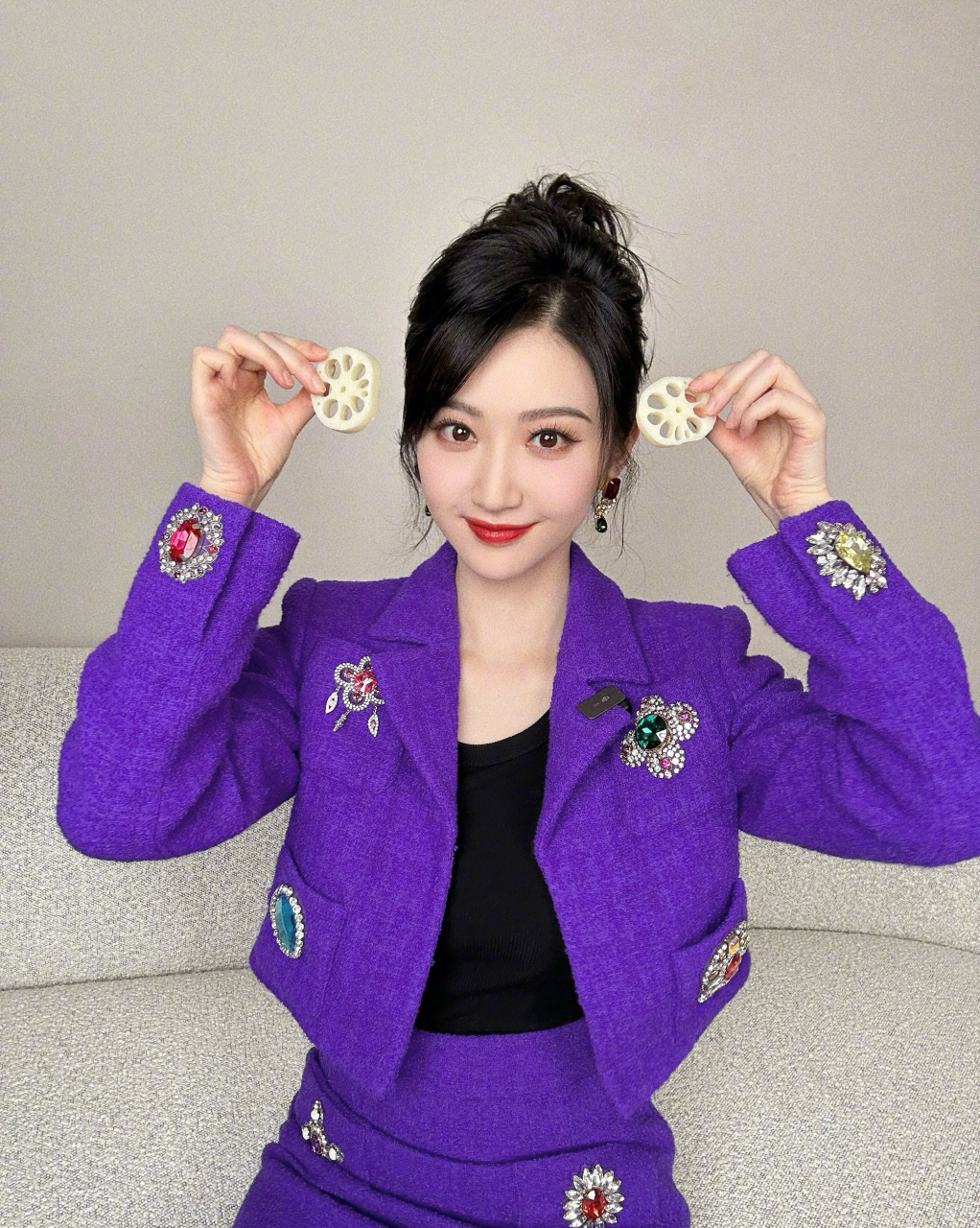 景甜真美,身穿紫色套装,精致时尚,又美又酷!