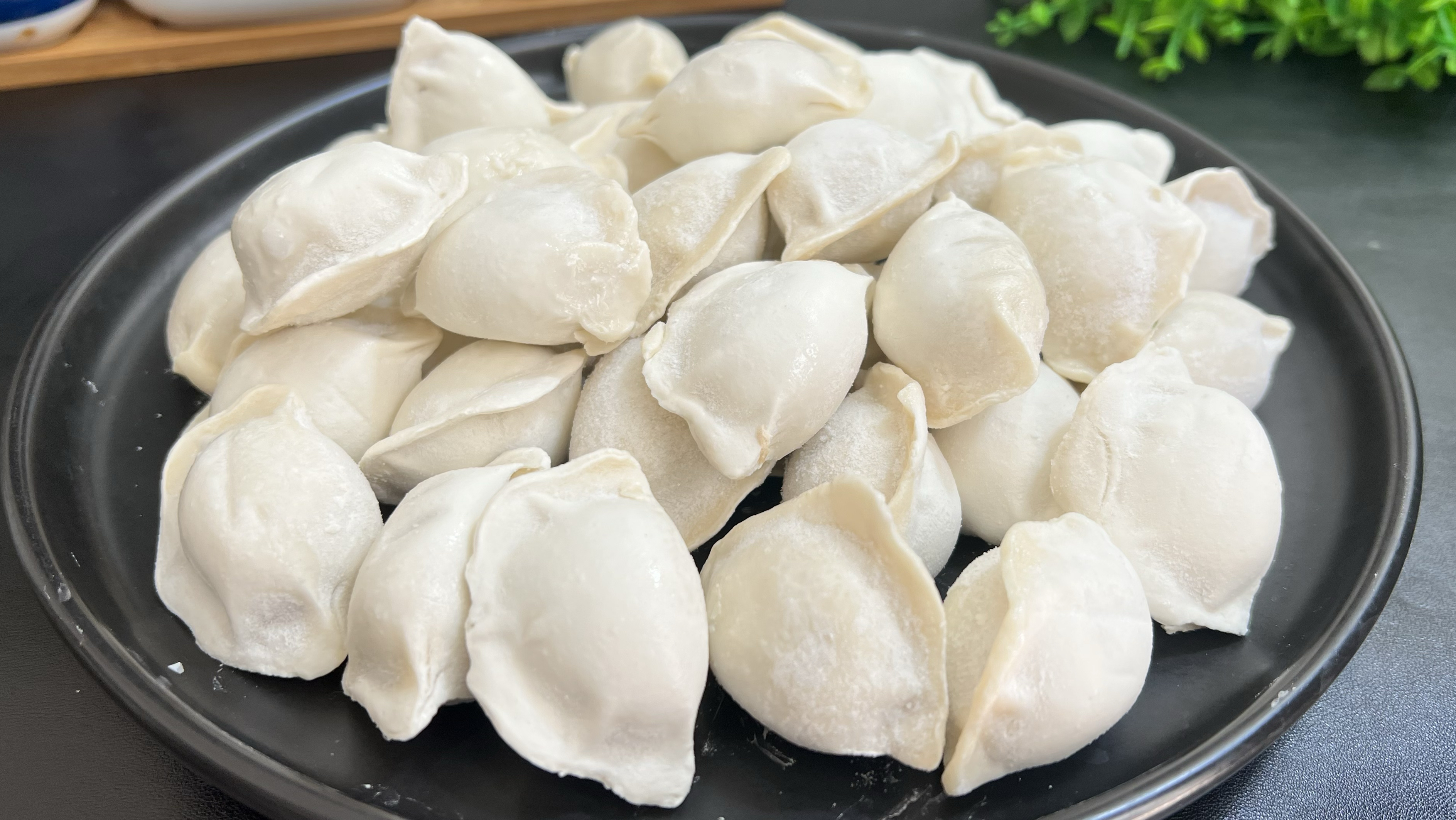 煮速冻饺子,冷水和开水下锅都不对,教你一招,不破皮和现包一样