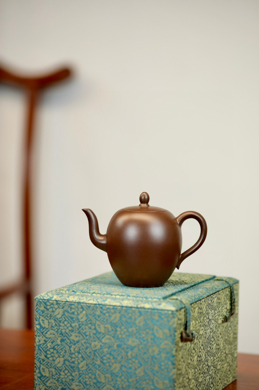 美人肩|一厂老紫泥|220cc|全手  美人肩壶,便是以美人而名,宛如古代女