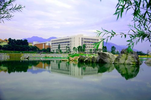 广东肇庆下辖5县市,但都没有高校布局,肇庆学院的前景规划不错!