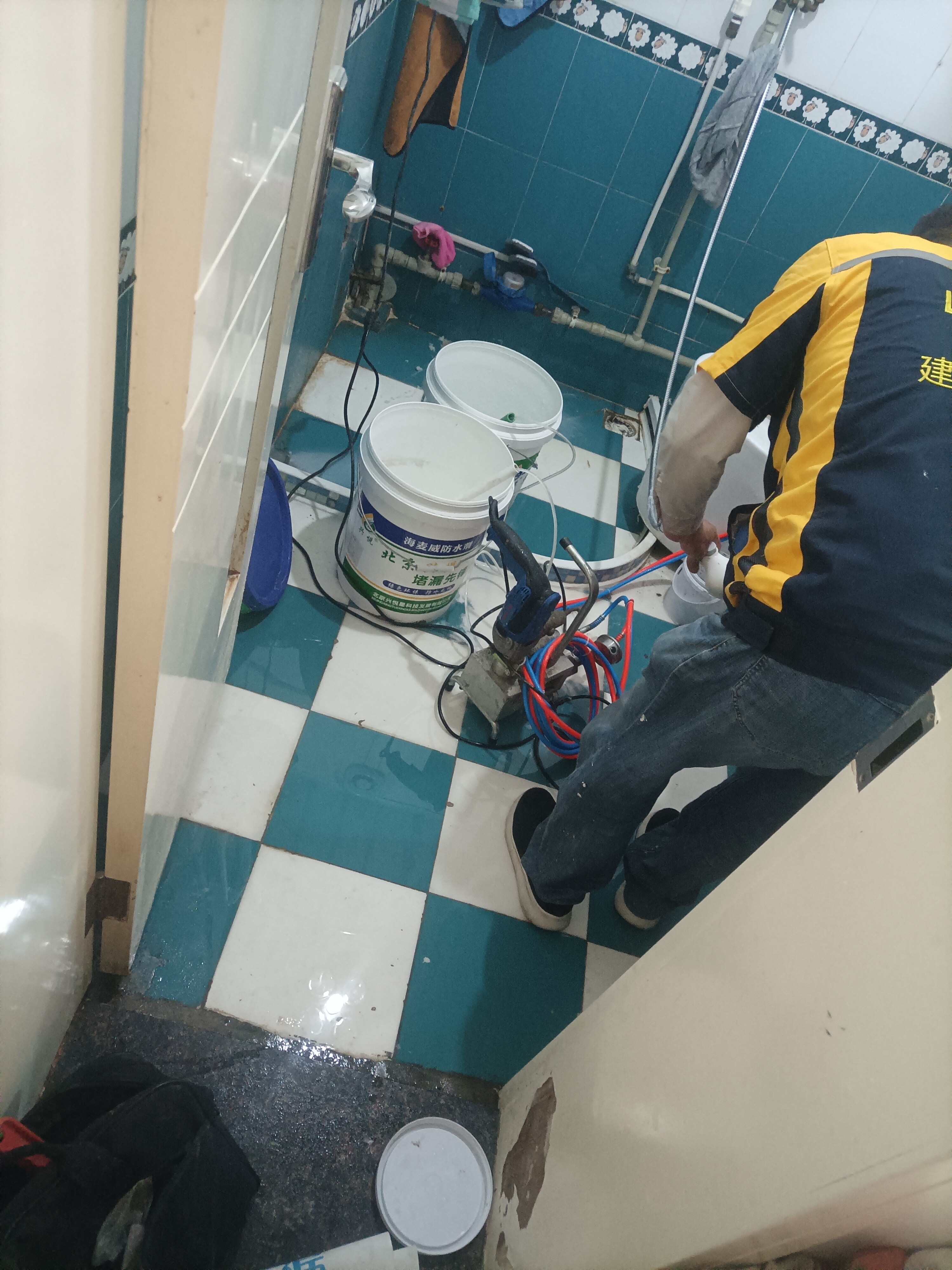 卫生间漏水维修中