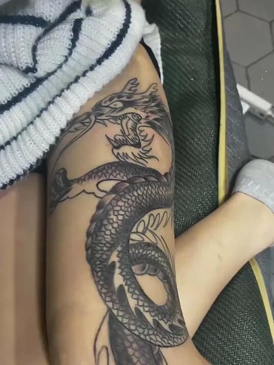 小姐姐大腿纹身盘龙,自以为很酷,真是太无知了