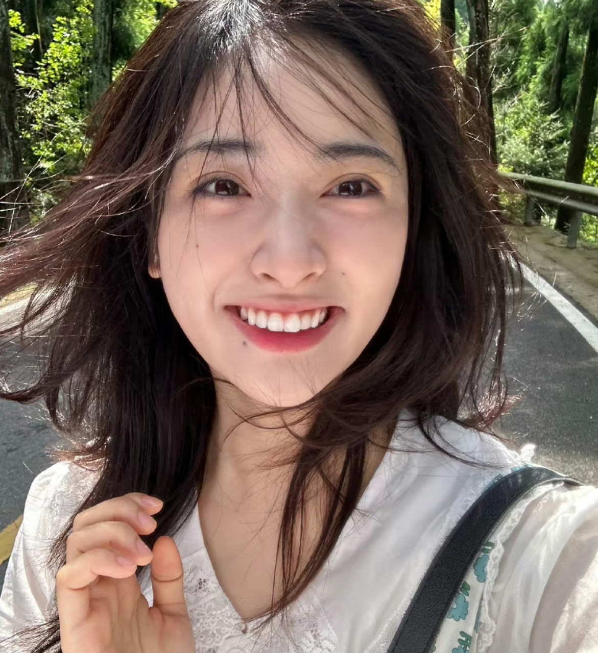 沈月外出爬山晒自拍,原相机直拍没修图,脸上的几颗痣都能看得清楚