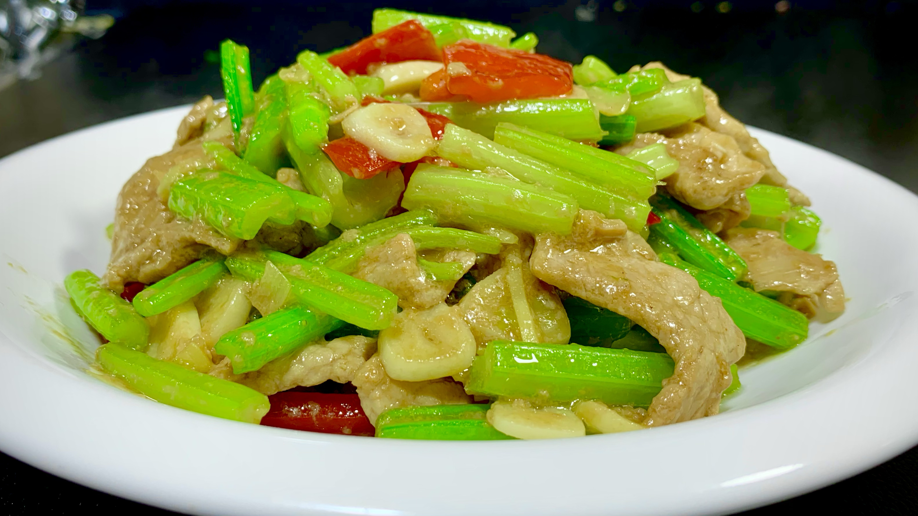 炒芹菜,不要焯水和直接炒,总厨教你一招,芹菜清脆入味,不发黄
