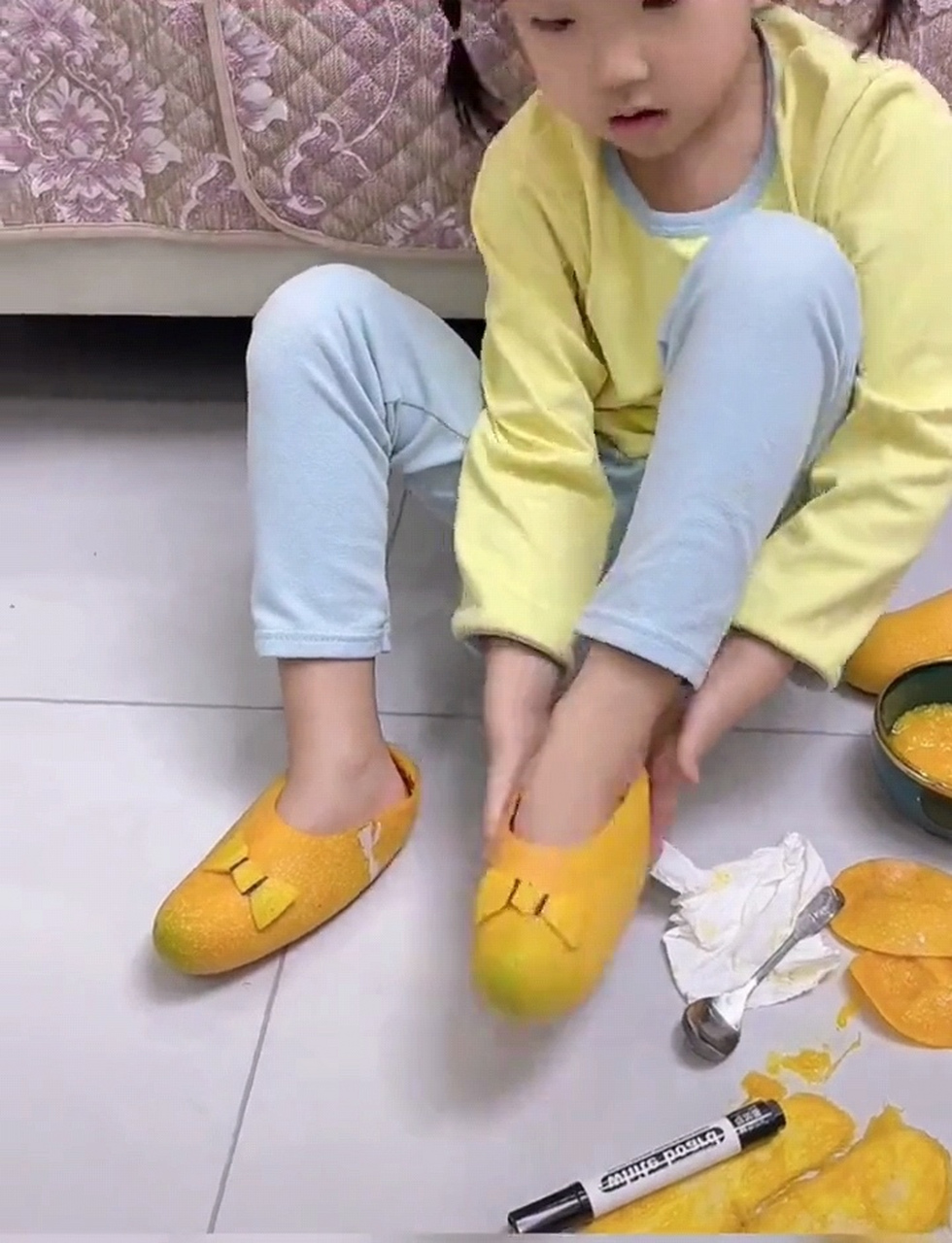小姑娘自己做的"芒果鞋",别说看着还挺别致的!