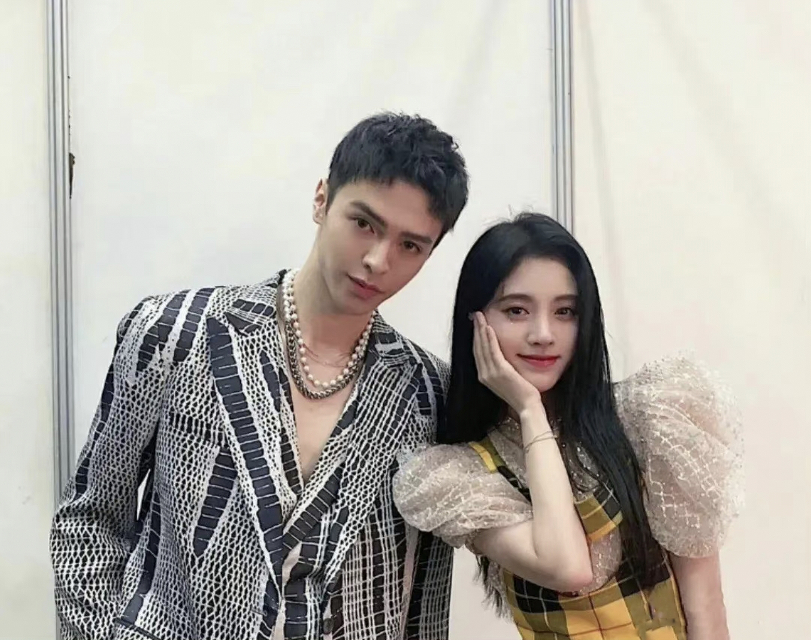 同样是明星和素人合影,为啥刘亦菲那张是素人拖着脸,鞠婧祎这张却是