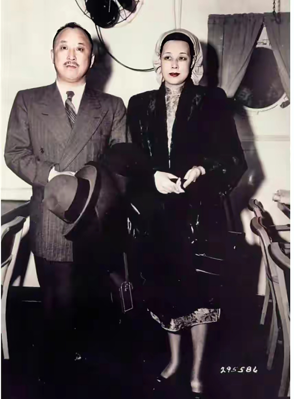 这是1947年10月,卫立煌和夫人韩权华一张罕见的合影,韩权华长相漂亮