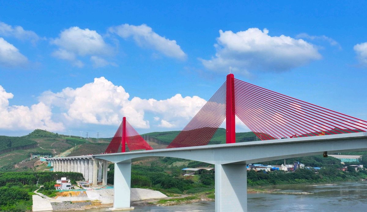 贺巴高速公路全线建成通车