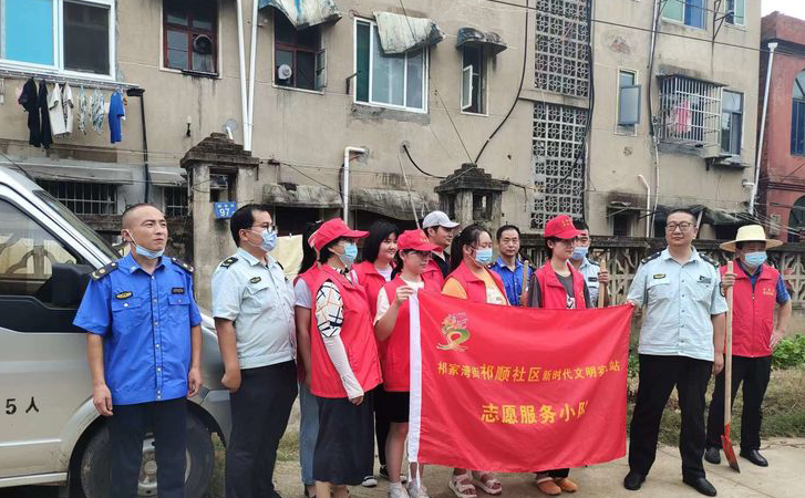 黄陂祁家湾街开展雨后"清洁家园"行动