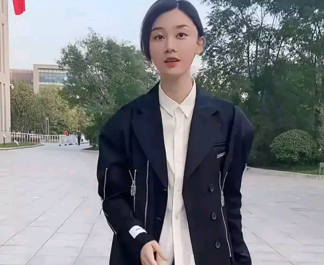 中国最美车模——张芮尔降低择偶条件了,只要那个男人真心对她好