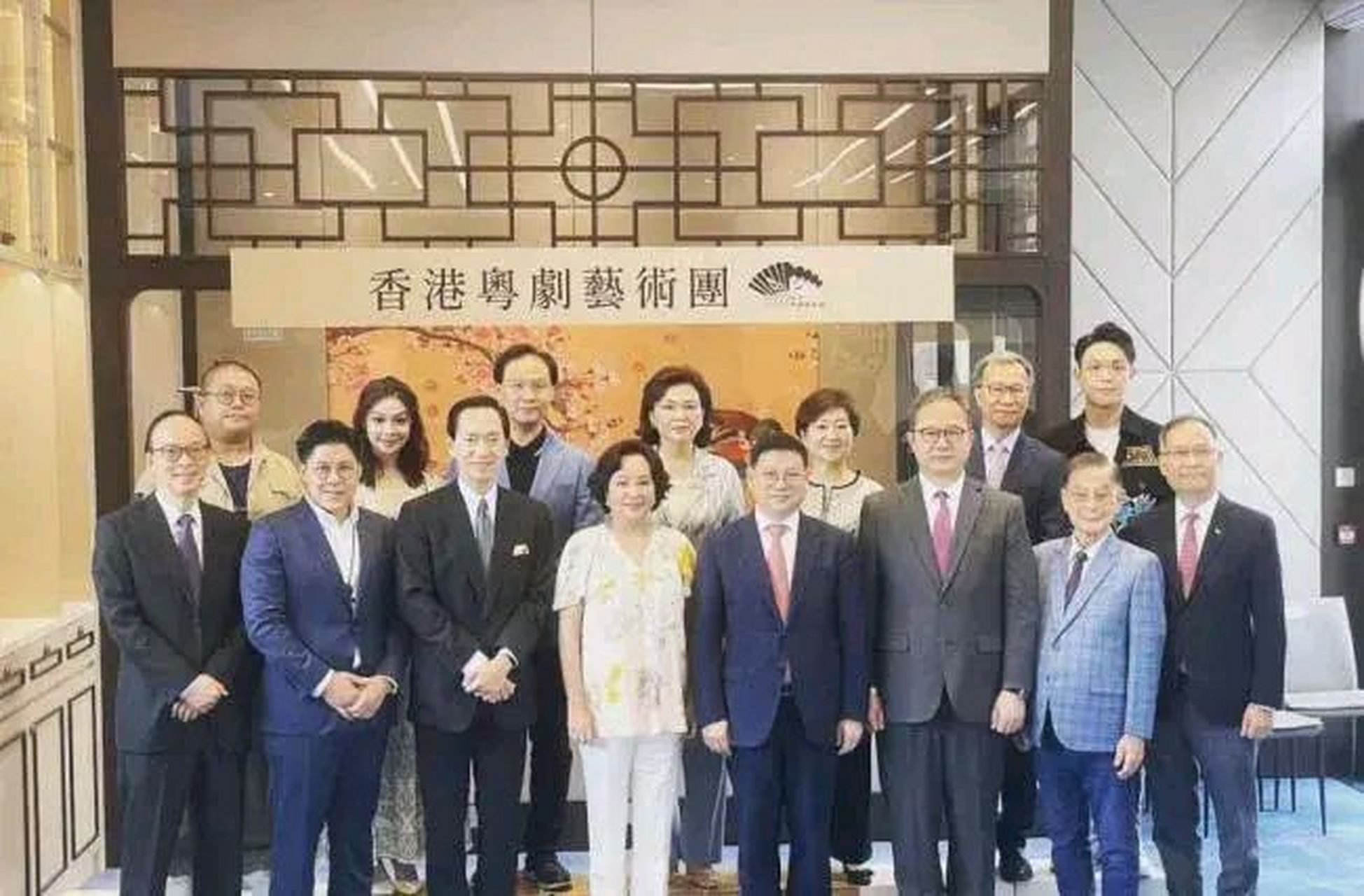 继赌王和二太先后离世之后,赌王二房,三房,四房一改几十年来井水不犯