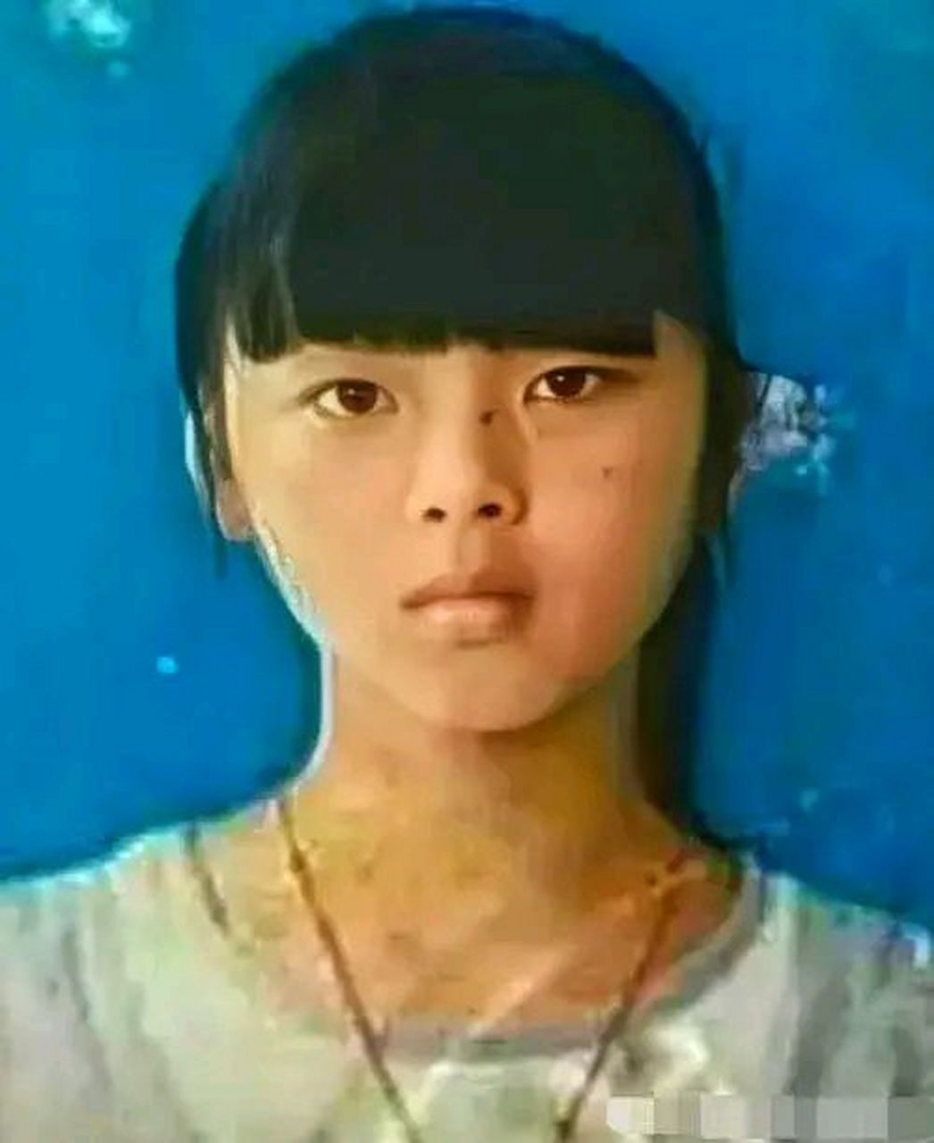 杨超越小时候是单眼皮,婴儿肥,真是女大十八变,现在眼睛圆圆的,真是