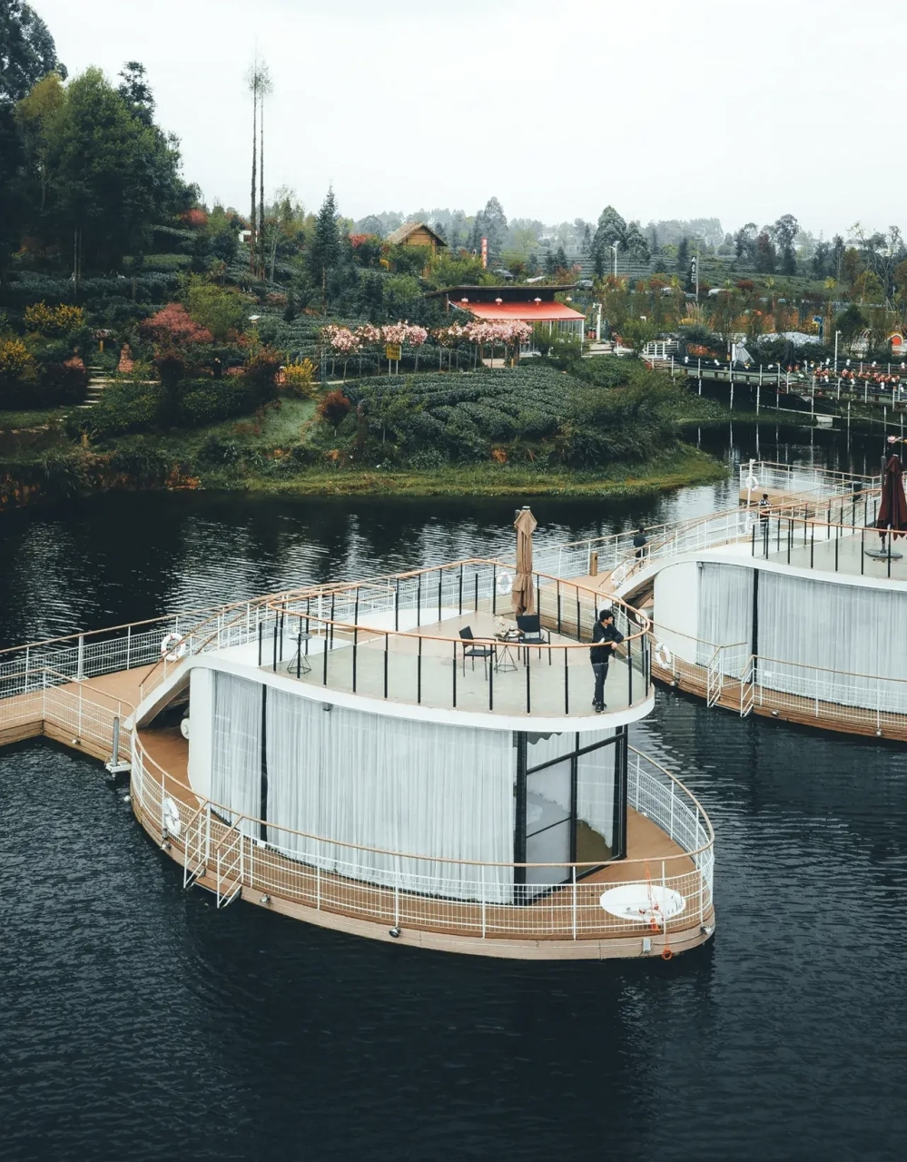 上漂浮酒店 今天来到了四川雅安名山区的月亮湖景区,这里一家特色民宿