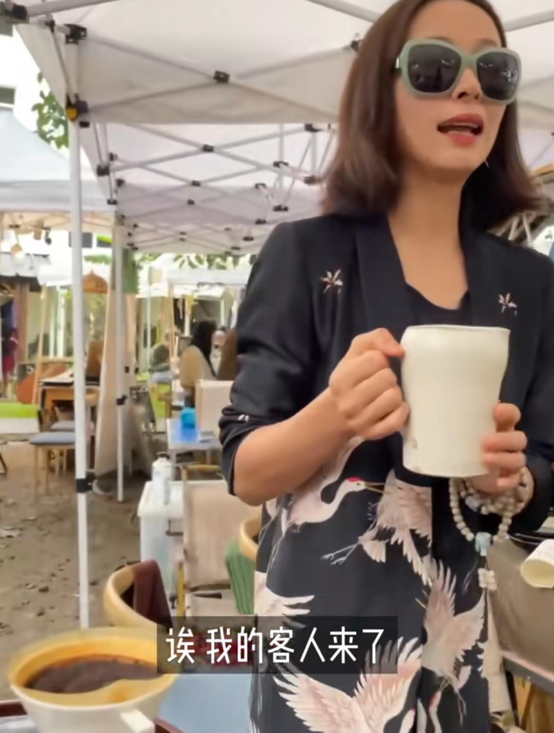 江一燕近况,争议事件后隐居大理,为生活摆摊卖咖啡,朋友圈强大