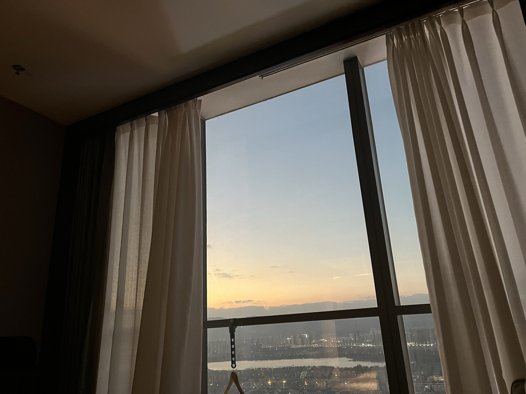 昆明阳光酒店 醒来便可以看山海