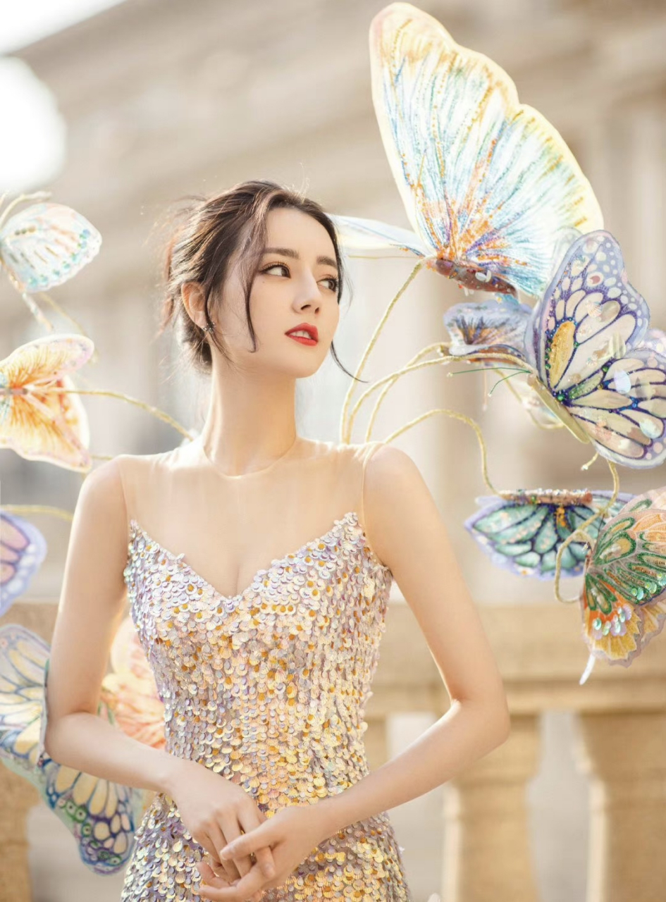 来看看迪丽热巴的多套礼服造型吧[鼓掌]兼具热辣与美丽,浓眉大眼,异域