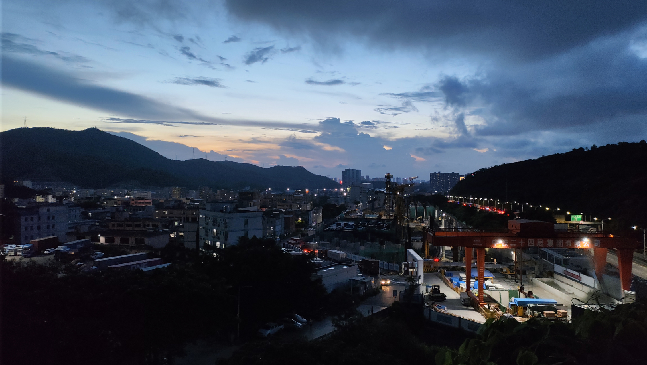 夜幕下的深圳西坑村