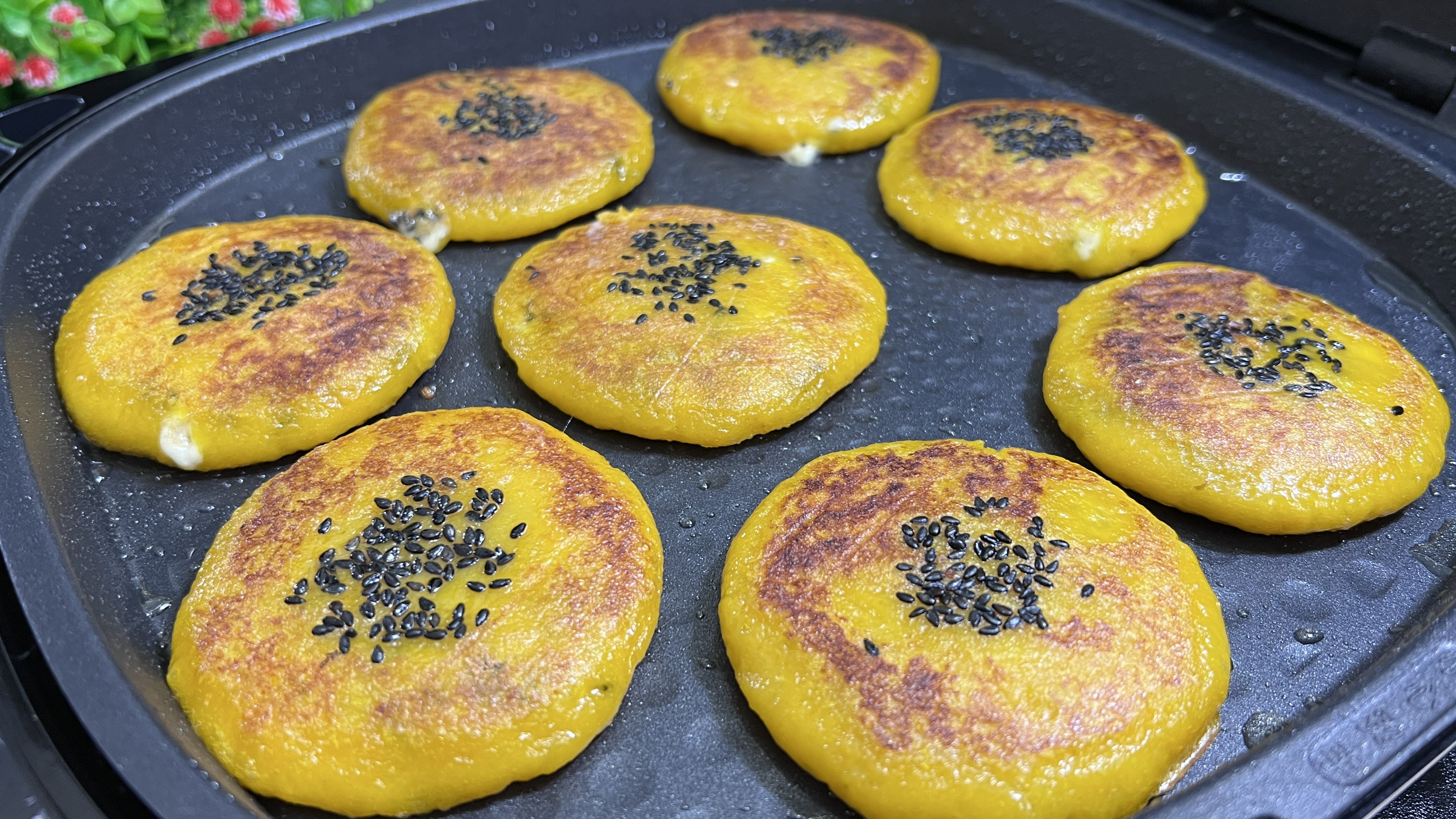 不用揉面不用烫面,5分钟烙一锅的南瓜饼,软糯香甜,一次就成功