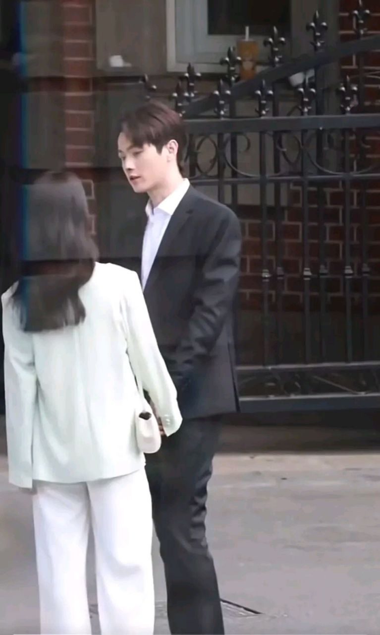 许凯和杨紫手拉手还摇摇晃晃的,就这个镜头cp氛围感已经拉满了,以前