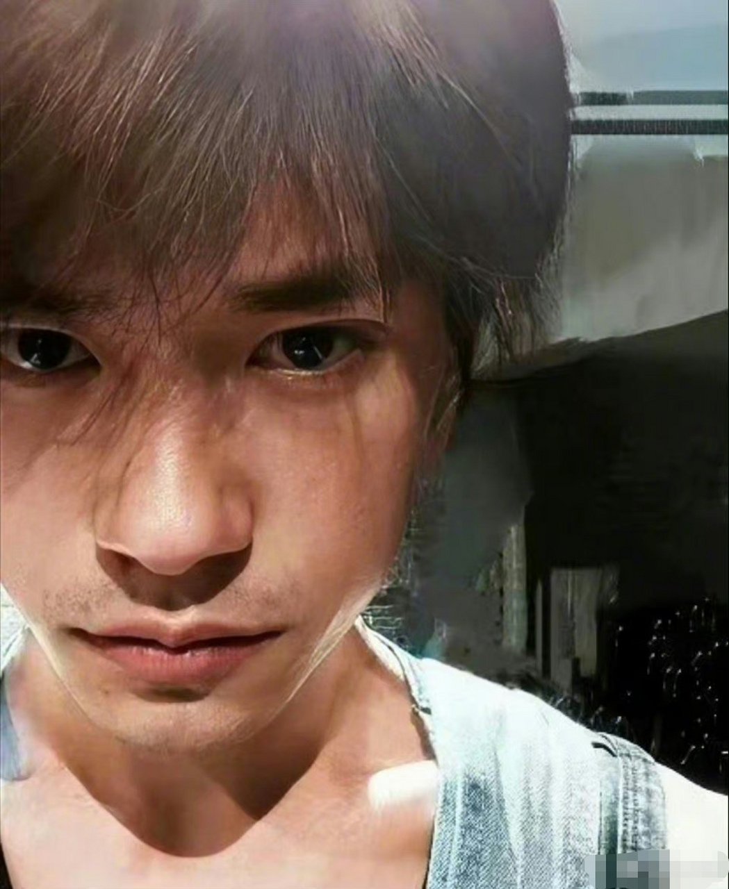 易烊千玺# #王鹤润工作室辟谣与易烊千玺恋情# 易烊千玺长大了,现在