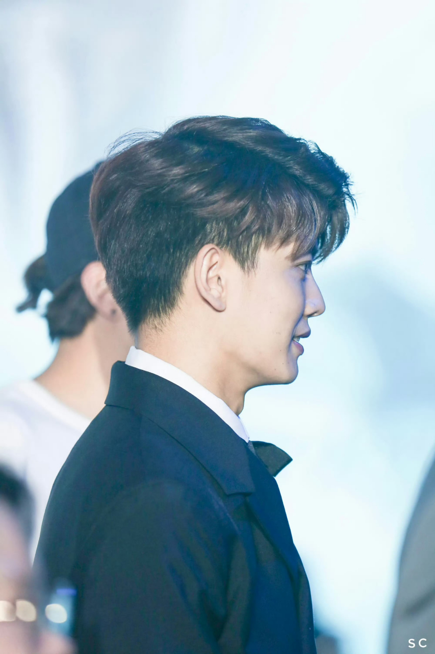 任嘉伦# 任嘉伦的侧颜鲨