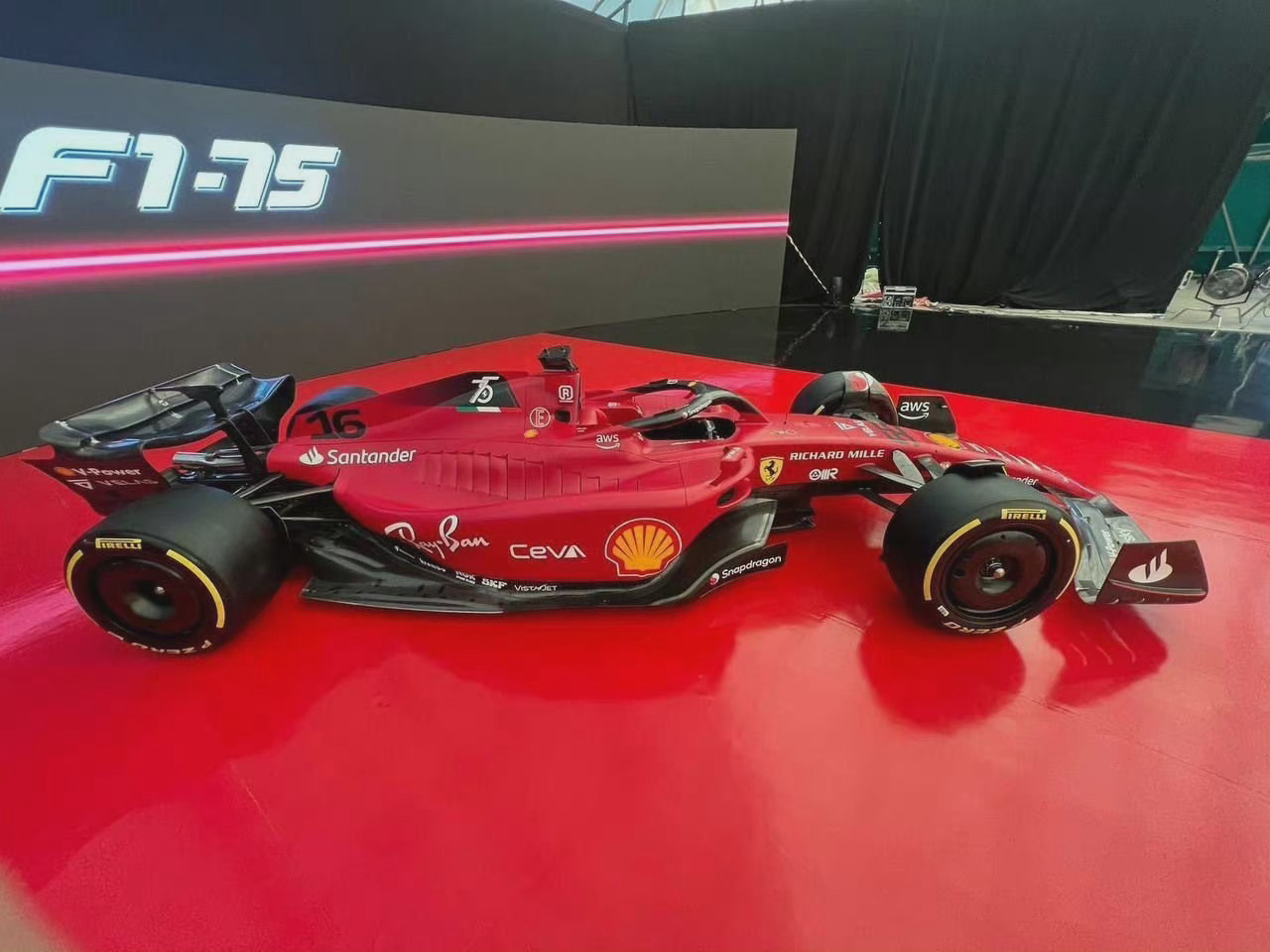 法拉利f1-75赛车实拍图提前泄漏,北京时间今晚9点解锁官方图片!