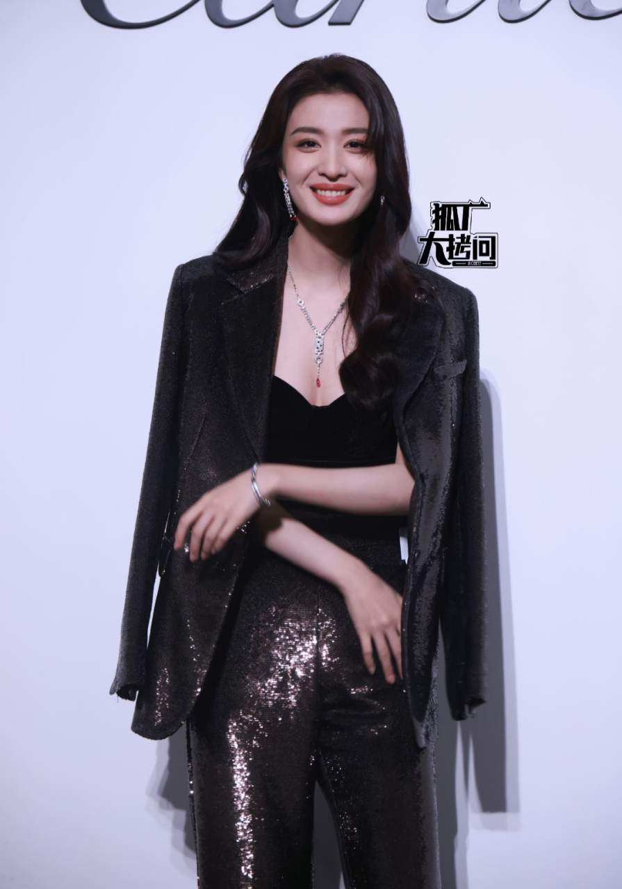 王楚然穿亮片西装内搭抹胸,再配上大波浪长发,又美又飒,容颜绝美,优雅