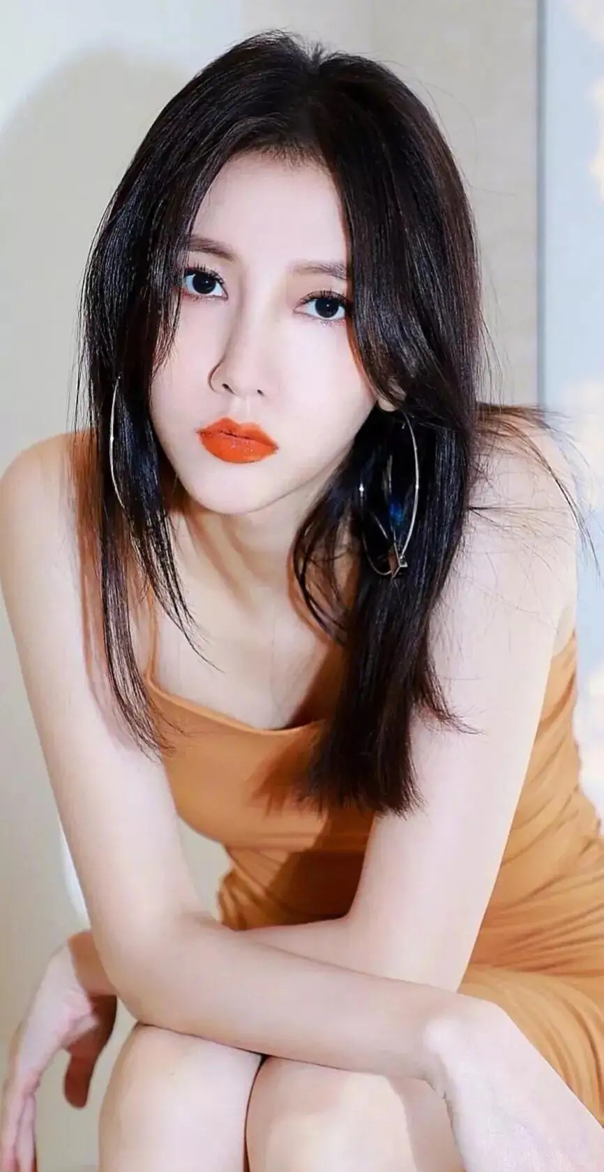 美女明星弦子,妩媚妖娆,动人心弦