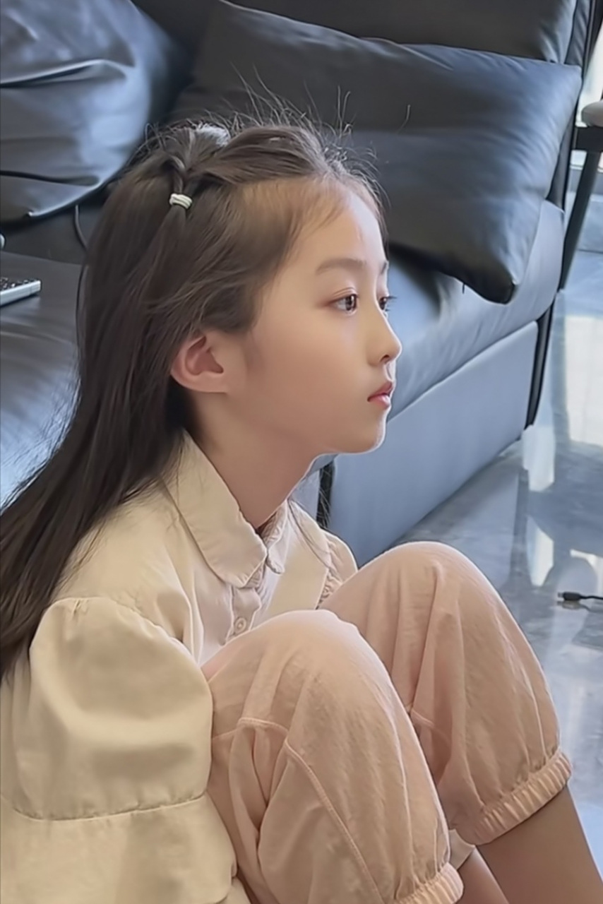 好漂亮的小女孩,真是一眼惊艳!长大后绝对不得了!