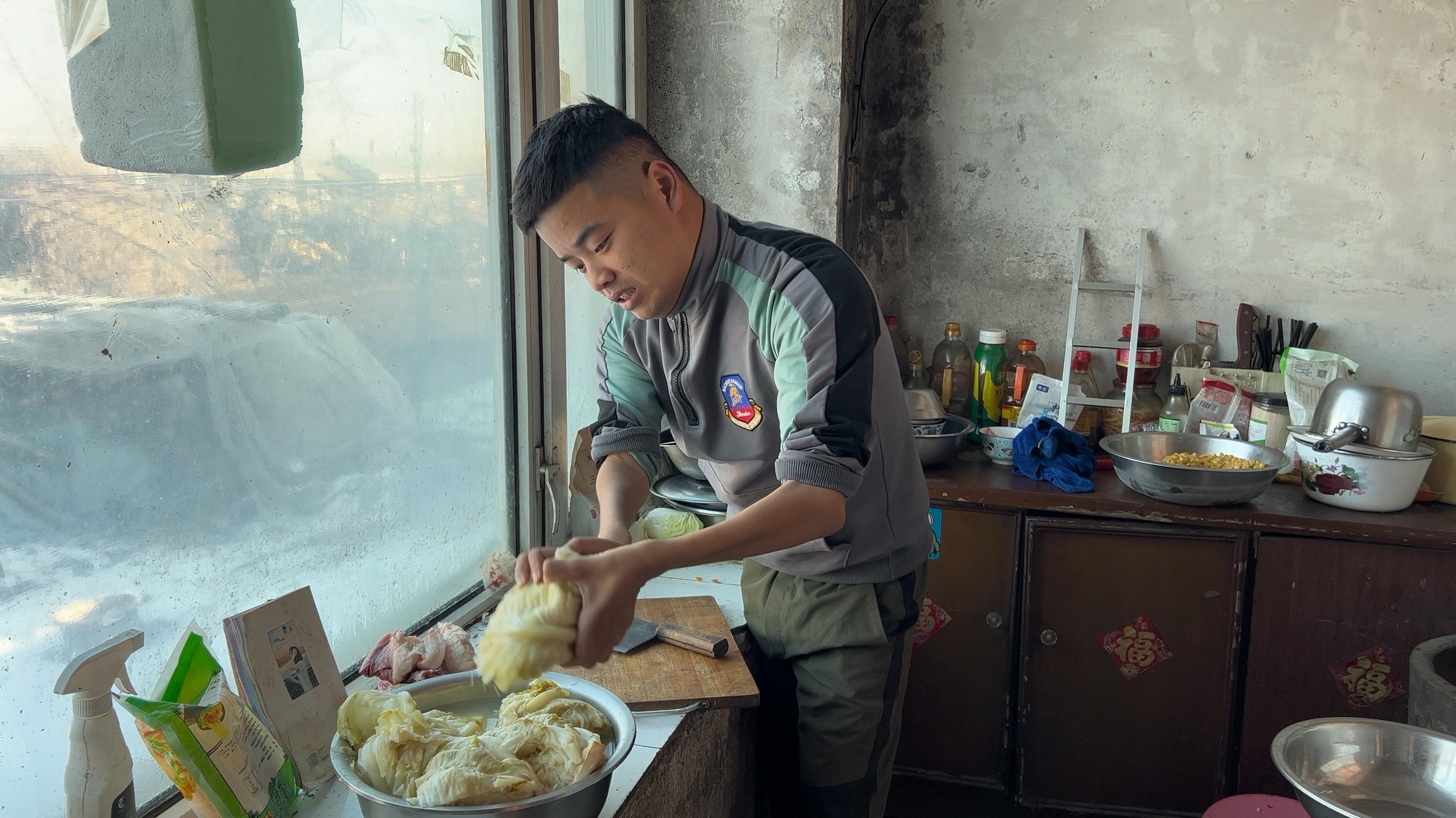 残疾一家三口包蒸饺,还叫姥爷一家来吃,亲情就是有好吃的一起吃