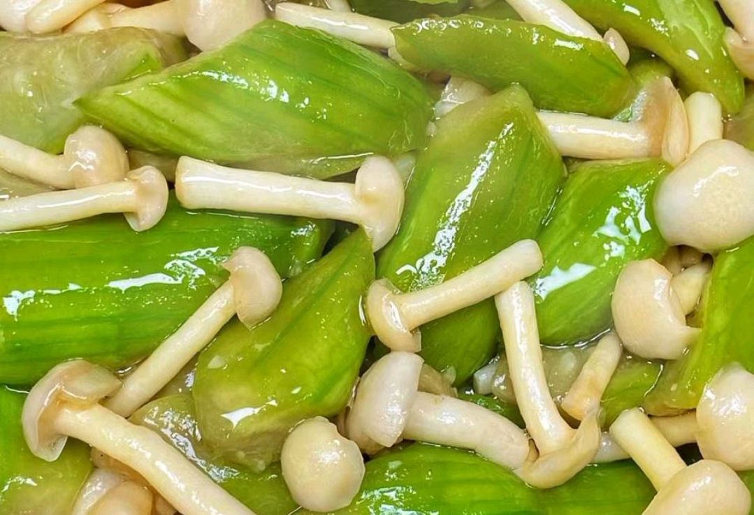 超级推荐好吃的丝瓜炒白玉菇