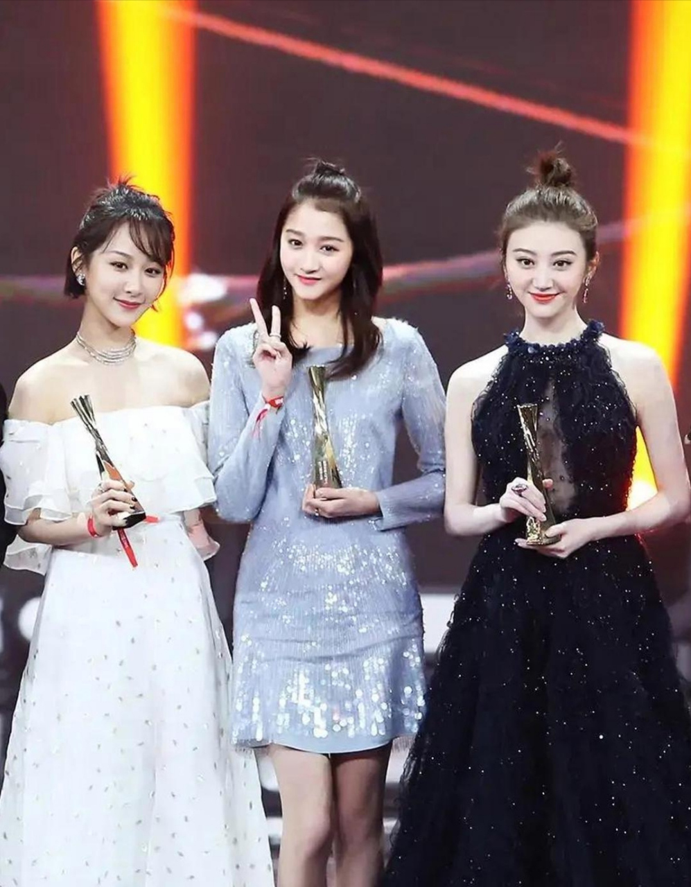 杨紫,关晓彤,景甜,三个美女手拿奖杯🏆个个娇艳美丽动人,尤其关晓彤