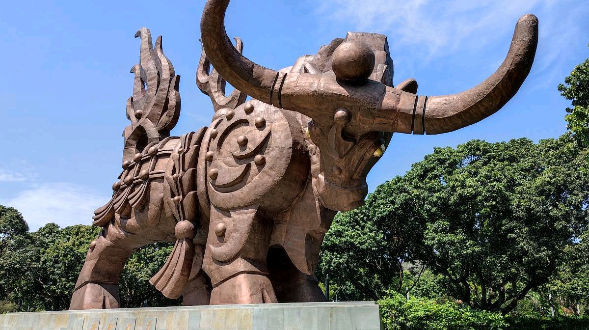 四海公园,深圳比较老牌的开放式公园,内有标志性"金牛"雕塑